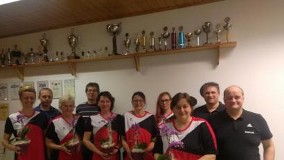 Bild: ak
Christiane Bäuml (von links), erster Sportwart Christian Kastner, Aushelferin Norma Trassl, zweiter Sportwart Peter Merkl, Aushelferin Andrea Müller, Gudrun Kastner, Aushelferin Jessica Müller, Claudia Braunreuther, zweiter Vorsitzender Alexander Kastner und Vorsitzender Andreas Braunreuther freuen sich über den Aufstieg in die Landesliga.