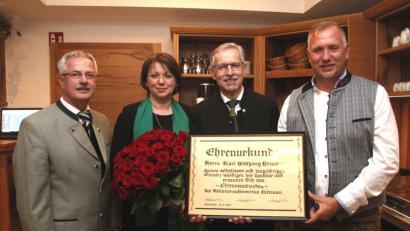 Bild: Hirsch
Der neue Vorsitzende Gunther Stangl (rechts) ernannte seinen Vorgänger Karl Wolfgang Brunner (Zweiter von rechts) zum neuen Vorsitzenden. Mit im Bild Ehefrau Petra Brunner und Bürgermeister Karl Bley (links).