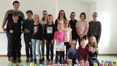 Bild: exb
Die Kinder und Jugendlichen der Blaskapelle Teunz bastelten peppige Osterhasen, die mit Erde und Kresse-Samen befüllt wurden.