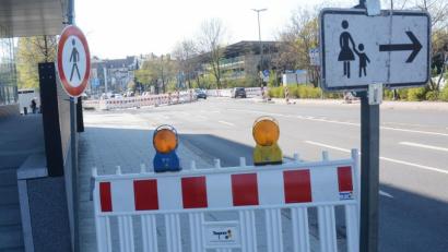 Bild: Gabi Schönberger
Absperrungen in der Weigelstraße: Passanten suchen schon mal verzweifelt nach dem rechten Weg.