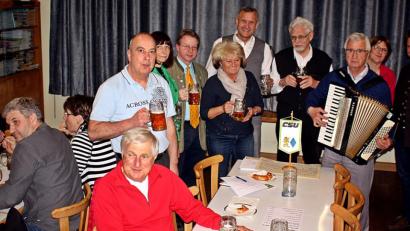 Bild: R. Kreuzer
Beim Bockzoiglanstich im evangelischen Gemeindehaus sind Gemütlichkeit und Geselligkeit Trumpf.