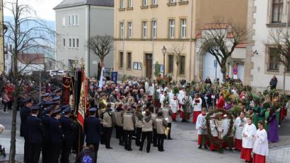 Bild: bph
Vor der Prozession der Pfarrei Sankt Johannes den Stadtberg hinauf zum „Johannesdom“ stand am Unteren Markt zunächst die Segnung der Palmzweige und bunt bebänderten Buschen mit Weidenkätzchen. Um einen Eindruck von den Ereignissen vor 2000 Jahren zu vermitteln waren auch echte Phönix-Palmblätter dabei.
