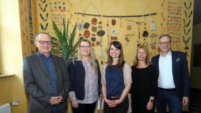 Bild: ubb
Jugendamtsleiter Emil Slany und Michaela Grieshammer von der gfi (von links) sowie Bürgermeister Bernd Sommer und Schulleiterin Karin Gleißner (von rechts) wünschten Sabine Gmeiner viel Erfolg bei ihrer künftigen Arbeit.