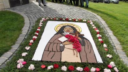 Bild: hl
Der Blumenteppich, der die Heilige abbildet. Köglitzer Frauen legen ihn vor der Kapelle.