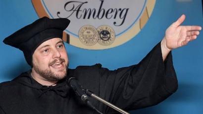 Bild: Wolfgang Steinbacher
Schlüpfte schon in viele Rollen: Matthias Schöberl als Fastenprediger Barnabas. 2018 trug er - passend zum Reformationsjubiläum - ein Lutherbarett.