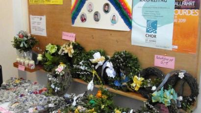 Bild: hl
Selbst gebastelten Palm- und Osterschmuck verkaufte der Frauenbund vor und nach den Gottesdiensten. Der Erlös kommt einem guten Zweck zugute.