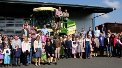Bild: wro
Großer Bahnhof für ein großes Gerät. Mit vielen Gästen feierte die Mähgemeinschaft Tirschenreuth nicht nur ihr 20-jähriges Jubiläum. Gemeinsam willkommen geheißen wurde auch der Fuhrpark-Neuzugang.