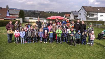 Bild: rw
Die Anwohner haben selbst angepackt und ihren "Lauserbühl-Spielplatz" wieder auf Vordermann gebracht. Viele Kinder kamen zur Osterhasen-Aktion der Spielplatzvereinigung und nahmen die instand gesetzten Spielgeräte in Beschlag.