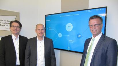 Bild: fg
Markus Windisch und Michael Wittmann vom Bayernwerk stellen mit Bürgermeister Hermann Falk (von links) das neue Internetangebot Energie-Monitor für Hirschau vor.