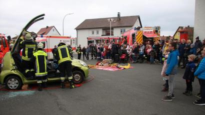 Bild: wro
Zuschauen war diesmal – anders als im Ernstfall – erwünscht. Der Tag der offenen Tür bei Feuerwehr und BRK stieß auf großes Interesse.