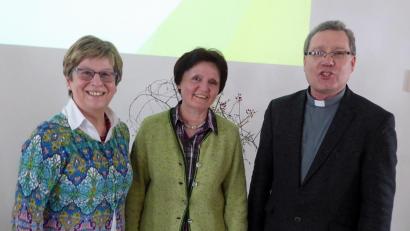 Repro: Dobmeier
KDFB-Bezirksvorsitzende Margit Konze (links) und Renate Bayerl vom KDFB-Bezirk Weiden danken Regionaldekan Manfred Strigl für die geistlichen Worte zum Besinnungstag in Johannisthal.