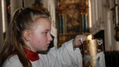 Bild: ads
Das Entzünden der Kerzen an der Osterkerze bei der Lichtfeier in der Osternacht in der dunklen Kirche und die Weitergabe dieses Lichts an die Gläubigen ist Privileg der Ministranten. Eva-Maria ist begeistert von der Lichtfeier in der Osternacht.