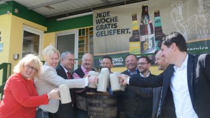 Bild: Gabi Schönberger
Auf ein schönes Frühlingsfest stoßen am Gründonnerstag in der Gambrinus-Brauerei an (von links): Stadtkämmerin Cornelia Taubmann, Rechtsdezernentin Nicole Hammerl, OB Kurt Seggewiß, Heiner Nachtmann (Gambrinus), Bürgermeister Jens Meyer, Festwirt Gerhard Böckl, Gambrinus-Geschäftsführer Steffen Hartmann, Florian Schläger (Agentur Kreativmaleins) und Baudezernent Oliver Seidel.