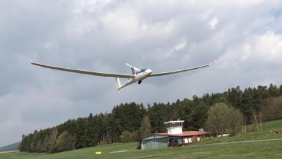 Bild: gdö
Das Bild zeigt das doppelsitzige Hochleistungssegelflugzeug Arcus M, Eigentum der Haltergemeinschaft unserer Mitglieder Hans Stock aus Eschenbach, Marc Fuchs aus Kohlberg, der Geschwister Edith und Ludwig Mehler aus Tirschenreuth.