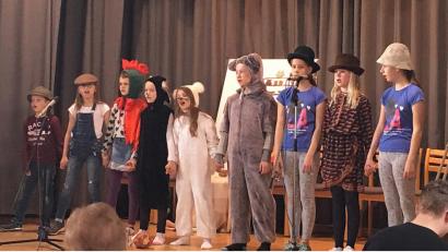 Bild: Dobmeier
Die Jugendmusikgruppe „Somesing“ führt gekonnt das Singspiel „Die Bremer Stadtmusikanten“, unter der Leitung von Monika Lärmer, bei den Pfarrsenioren Rothenstadt auf.