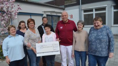 Bild: fz
Einen Scheck über 1000 Euro übergibt Ralph Mücke als Ostergeschenk an Tochter Melanie und deren Wohngruppe.