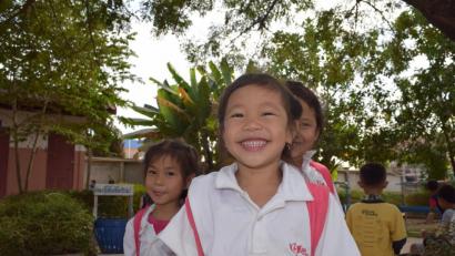 Bild: exb
Wer kann diesem fröhlichen Grinsen schon widerstehen? Die Besucher des Teeniechor-Konzerts am Sonntag, 28. April, hoffentlich nicht. Das Ensemble hofft auf viele Spenden für den guten Zweck. Die Kinder aus Laos, die die von der Stiftung unterstützten Schulen besuchen, haben später gute Chancen auf eine gute Zukunft.