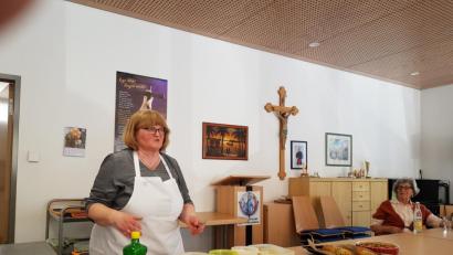 Bild: gi
Kochen mit Gemüse mit der Fachlehrerin Margret Lukas-Fuchs beim Frauenbund im Pfarrheim.