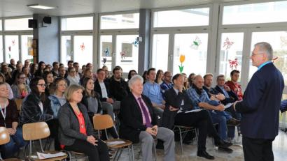 Bild: njn
In der Aula der Schule fand die Projektwoche ihren Abschluss. Auf dem Bild zweiter Bürgermeister Johannes Reger (rechts) sowie (erste Reihe sitzend von links) Konrektorin Beate Koch, Rektor Peter Preisinger sowie vom Staatsinstitut dessen Leiter Holger Edlich-Wolfshöfer und Roland Schubert.