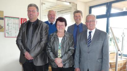 Bild: rn
Marga Scherm (Mitte) begleitet die nächsten vier Jahre als Schriftführerin die Arbeit des VdK-Ortsverbands. Zur Wahl gratulieren Vorsitzender Klaus Lehl (rechts) und sein Stellvetreter Thomas Lingl (links), Kreisvorsitzender Josef Rewitzer und Bürgermeister Peter Lehr (hinten, von rechts).