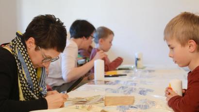 Bild: Gabi Schönberger
Gemeinsam basteln Mama Stefanie Sattler und ihr siebenjähriger Sohn Luis eine Osterkerze.