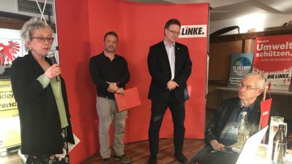 Bild: eig
"Der Widerstand ist ungebrochen", sagt die Linken-Landeschefin Eva Bulling-Schröter; mit im Bild der Sprecher des Aktionsbündnisses, Josef Langgärtner, MdB Ralph Lenkert und der Weidener Linken-Stadtratskandidat Ali Daniel Zant (von rechts).