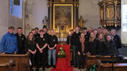 Bild: muk
Die vorwiegend aus Jugendlichen bestehende Gruppierung von Gaisthal-Rackenthal beim ökumenischen Kreuzweg, zusammen mit Gemeindeassistent Christian Glaser (links).
