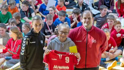 Bild: gud
Beim Jugendtag des Handballvereins wurde Paula Landgraf verabschiedet. Für die Fahrt nach Erfurt erhielt sie aus den Händen des Vorsitzenden Michael Lang und der Jugendleiterin Corinna Wild ein Trikot der weiblichen C-Jugend und einen Gutschein.