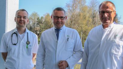 Bild: exb
Der Chefarzt der Klinik für Unfallchirurgie am Klinikum Fichtelgebirge, Dr. Philipp Koehl (Bildmitte), ist neuer Ärztlicher Leiter des Klinikums. Er folgt auf Dr. Bertram Krüger (rechts), der im Spätsommer in den Ruhestand geht. Komplettiert wird die neue Ärztliche Leitung durch Michael Paland (links), Chefarzt der Klinik für Anästhesie und Intensivmedizin.