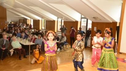 Bild: bey
Die Kindertanzgruppe ist mit Begeisterung bei der Sache und bringt in ihren Händen Blüten zum Tanz mit.