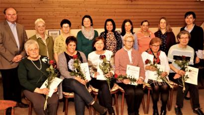 Bild: arw
Wolfgang Weber und Edeltraud Wang (stehend von links) gratulierten den geehrten Monika Kost, Daniela Grundl, Maria Naber, Anni Kraus, Renate Bernklau und Elisabeth Heinerich (sitzende von lnks). FU-Kreisvorsitzende Tanja Schiffmann (rechts) überreichte die Urkunden.