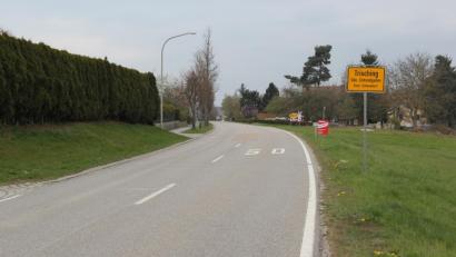 Bild: ral
An den Straßen in der Gemeinde soll es sicherer werden. Die Kommune sagt den Rasern den Kampf an. Ein neuralgischer Punkt ist die Ortsdurchfahrt von Trisching. Da wird schon einmal Gas gegeben. Darum trat die Gemeinde dem Zweckverband kommunale Verkehrsüberwachung bei.