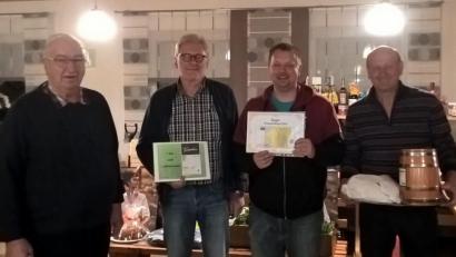 Bild: rpp
Die Gewinner des Abends erhielten aus den Händen von Vorsitzendem Andreas Schultes ihre Preise. Von links Andreas Schultes, Hubert Kraus, Sebastian Kopp und Norbert Walter.