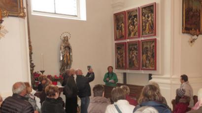 Bild: rha
Gästeführerin Elisabeth Hammer (Mitte) brachte den 33 Interessierten die Besonderheiten der Stadtpfarrkirche St. Ägidius nahe, zum Beispiel die Relieftafeln des einstigen Flügelaltars aus der Dürerschule.