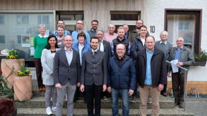 Bild: gz
Die CSU-Führung mit Wolfgang Voit (vorne, links) und den beiden Stellvertretern Thomas Kleber und Robert Brenner (vorne, von rechts) sowie Landtagsabgeordneter Stephan Oetzinger (vorne, Zweiter von links) danken treuen Mitglieder und den Gewählten für ihre Bereitschaft zur Mitarbeit.