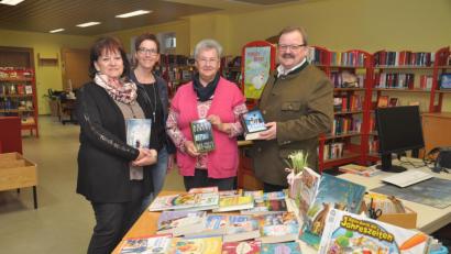 Bild: ws
Mit rund 250 neuen Medien hat die Stadtbücherei Bärnau ihr Sortiment aufgestockt. Unter den Neuanschaffungen befinden sich auch 50 Hörspiele für Kinder. Ulrike Knott, Heidi Schertler von der Stadt, Margot Danhof und Bürgermeister Alfred Stier stellten die Neuerwerbungen vor.