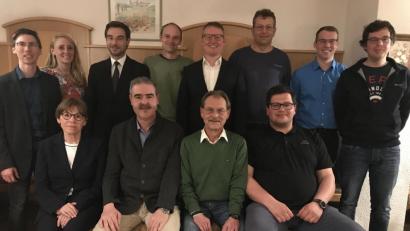 Bild: eig
Der Vorstand des CSU-Ortsverbandes wird jünger: In die Riege der Stellvertreter des Vorsitzenden wurde Florian Neumann gewählt (sitzend, rechts), neuer Kassier ist Johannes Kett (stehend, Vierter von rechts).