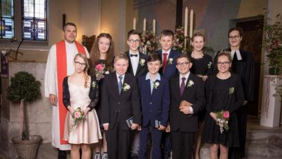 Bild: Foto Steinbauer
Die Hartmannshofer Konfirmandengruppe mit Pfarrerin Judith Felsner und Diakon Alexander Loos.