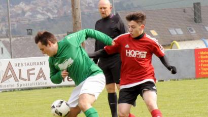 Bild: hho
Der ATSV Tirschenreuth und die SG Griesbach/Großkonreuth (links Florian Reger beim 2:1-Sieg beim ASV Waldsassen, rechts Nico Sticht) liefern sich in der Kreisklasse Stiftland einen Zweikampf um Rang zwei.