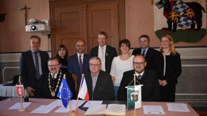 Bild: lue
In Bärnau unterschrieben die Partner der deutsch-tschechischen Zusammenarbeit eine Deklaration um gemeinsame Projekte weiter zu fördern und die Beziehungen im Grenzgebiet zwischen den Regionen Tachov und des Nördlichen Oberpfälzer Waldes zu intensivieren. Hauptpartner waren die Stadt Bärnau, vertreten durch Bürgermeister Alfred Stier (sitzend, von links), und die Stadt Tachov, vertreten durch Bürgermeister Ladislav Macák.