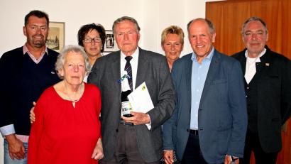 Bild: zer
Schwiegersohn Johannes Bauriedl, Frau Roswitha, Tochter Martina Bauriedl, Schwiegertochter Erika-Anna Treml-Lindner, Bürgermeister Michael Bauer und Sohn Christian (von links) wünschen Georg Lindner (Mitte) alles Gute.