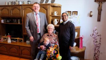 Bild: Stefanie Gradl
Bürgermeister Hans-Martin Schertl und Pfarrvikar Hrudaya Madanu gratulieren Cäcilia Friedrich zum 85. Geburtstag. Auch der jüngste Urenkel Luis feiert mit.