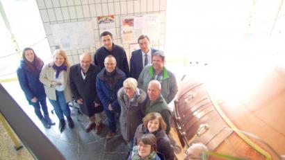 Bild: njn
Nach dem Mittagessen (feines Bio-Rinder-Gulasch) führte Thomas Schultes (letzte Reihe, rechts), Geschäftsführer der Friedenfelser Betriebe, die Workshop-Teilnehmer durch die Friedenfelser Brauerei.