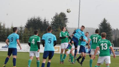 Bild: gb
Mit 4:0 gewann der TSV Konnersreuth (blaue Trikots) am vergangenen Samstag das Derby gegen den SV Mitterteich II. Damit liegt der TSV hinter Spitzenreiter FC Rehau auf Rang zwei, punktgleich mit dem Tabellendritten VfB Arzberg. Am Gründonnerstag reisen die Konnersreuther zum Schlagerspiel nach Rehau und am Ostermontag gastiert der FC Schwarzenbach.