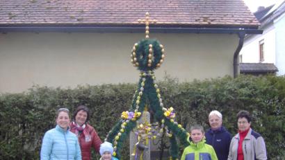 Bild: exb
Die Frauen-Union gestaltet den Osterbrunnen vor der St. Salvatorkirche.