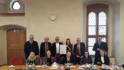 Bild: exb
Landrat Andreas Meier (links) als Vorsitzender des Gremiums begrüßte in Neustadt seine Kollegen Wolfgang Lippert (rechts daneben) aus Tirschenreuth, Thomas Ebeling aus Schwandorf (rechts) und Weidens Oberbürgermeister Kurt Seggewiß (links daneben). In der Mitte Michael Braun, Geschäftsführer des Tourismusverbandes Ostbayern.