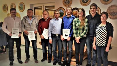 Bild: exb
Die Gewinner der Sonderscheiben, Rene Bauer, Thomas Völkl, Gerd Meier, Lothar Neumann und Andreas Fuchs, Meisterscheiben-Siegerin Nina Fuchs und Glückscheiben-Sieger Stefan Heindl mit Vorsitzender Birgit Wohlrab (von links) nach der Preisverteilung des Sauschießens.