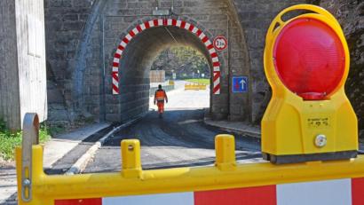 Bild: gsb
Fußgänger dürfen das "Mausloch" schon wieder passieren. Für Fahrzeuge soll es nächste Woche so weit sein.