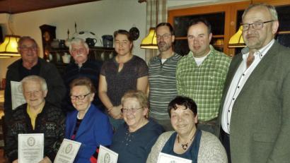 Bild: jml
Urkunden und Nadeln für 40 Jahre Treue zum Waldverein erhalten Manfred Wudy, Andreas Schlagenhaufer und Erika Dolles. 10 Jahre ist Ulrike Lindner dabei und zweite Vorsitzende Karin Zielbauer bringt es auf 15 Jahre (mit Urkunde, von links). Wilhelm Kummer (Zweite Reihe) bringt es auf 25 Mitgliedsjahre. Kassenchefin Andrea Gagulic, Schriftführer Oliver Heumann, Vorsitzender Markus Müller und Bürgermeister Rudolf Götz gratulieren (rechts daneben).