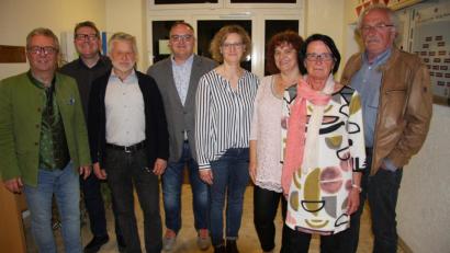 Bild: wro
Das TB-Jahn-Führungsteam besteht aus Gerhard Priemer, Hermine Kellner, Susanne Weiser, Monika Schraml, Norbert Weiser, Karl Schuller und Wolfgang Schatzberger (von rechts). Bürgermeister und beratendes Mitglied Toni Dutz (links) gratulierte zur Wahl.